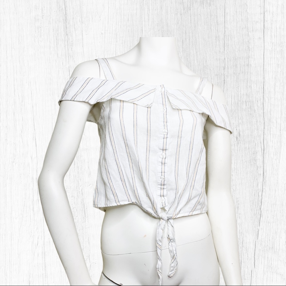 JOA cold shoulder crop top